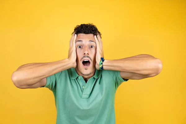 Joven Hombre Guapo Vistiendo Verde Casual Camiseta Sobre Aislado Amarillo — Foto de Stock