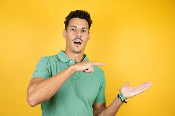 Jonge Knappe Man Draagt Groen Casual Shirt Geïsoleerde Gele Achtergrond — Stockfoto