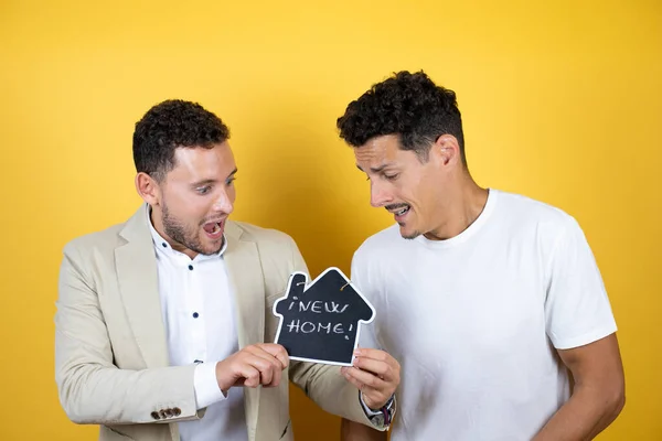 Jeune Couple Gay Deux Hommes Portant Des Vêtements Décontractés Sur — Photo