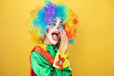 Sarı arkaplanda dikilen palyaçolar ağızlarının üstünde gizli dedikodular söylüyor, kötü niyetli konuşmalar fısıldıyor.