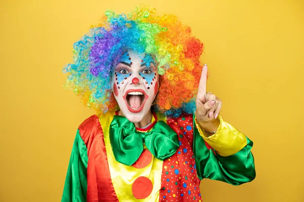 Clown Auf Gelbem Hintergrund Der Eine Idee Hat Überraschte Miene — Stockfoto