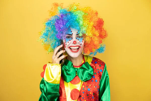 Clown Piedi Sfondo Giallo Insolato Giallo Sorridente Parlando Telefono — Foto Stock