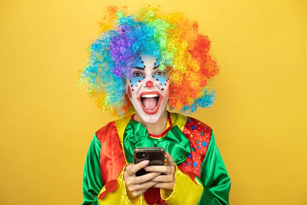 Clown Standing Yellow Insolated Yellow Background Smiling Chatting Her Phone — Stock Photo, Image