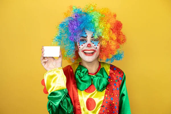 Clown Standing Yellow Insolated Yellow Background Smiling Holding White Card — Stock Photo, Image