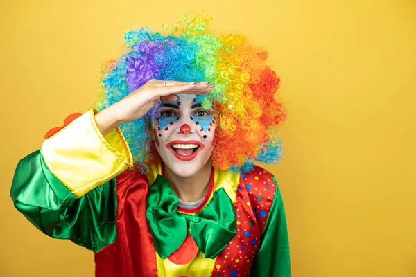 Payaso Pie Sobre Fondo Amarillo Insolado Amarillo Muy Feliz Sonriente — Foto de Stock