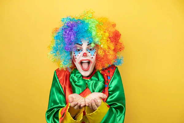 Clown Piedi Sfondo Giallo Insolato Giallo Sorridente Con Mani Palme — Foto Stock
