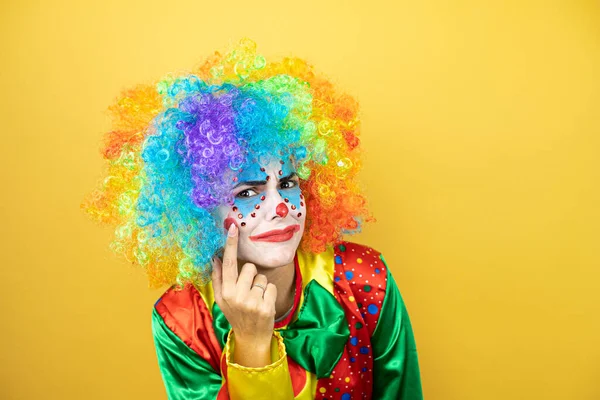 Clown Der Über Gelbem Isolierten Gelben Hintergrund Steht Zeigt Auf — Stockfoto