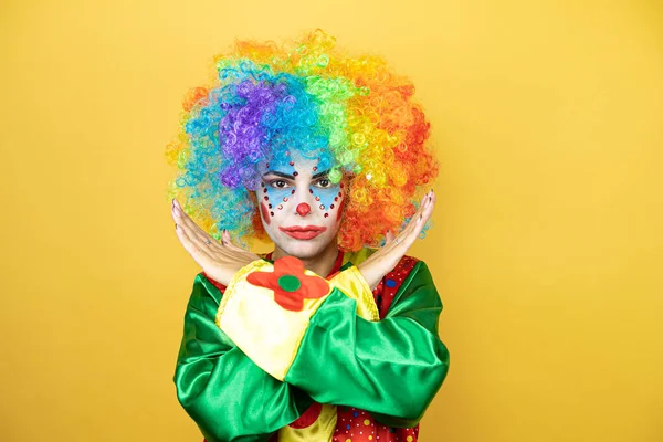 Clown Der Über Gelbem Isolierten Gelben Hintergrund Steht Ablehnungsausdruck Arme — Stockfoto