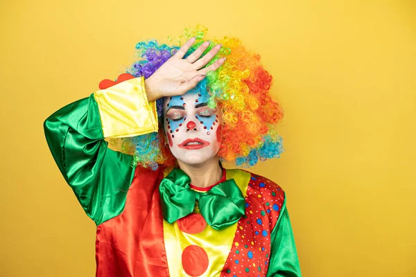 Clown Auf Gelbem Isoliertem Gelben Hintergrund Berührende Stirn Bei Krankheit — Stockfoto