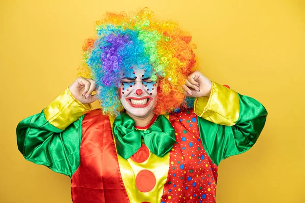 Clown Der Über Gelbem Isolierten Gelben Hintergrund Steht Und Die — Stockfoto