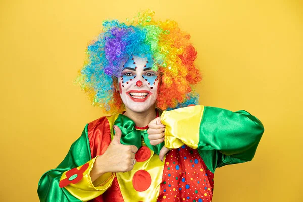 Clown Der Über Gelbem Sonnengelbem Hintergrund Steht Daumen Hoch Und — Stockfoto
