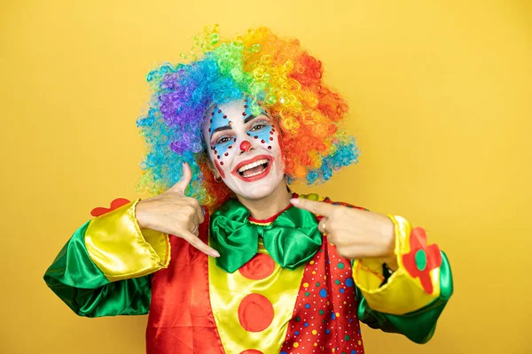 Clown Der Über Gelbem Isolierten Gelben Hintergrund Steht Und Mit — Stockfoto