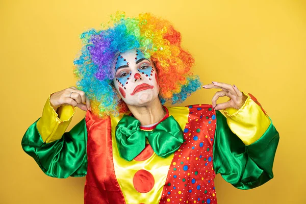 Clown Steht Über Gelbem Isolierten Gelben Hintergrund Und Hält Ihr — Stockfoto