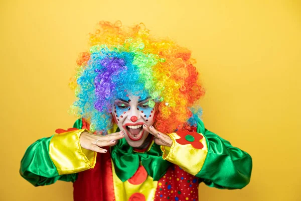 Clown Auf Gelbem Isolierten Gelben Hintergrund Schreiend Und Laut Schreiend — Stockfoto