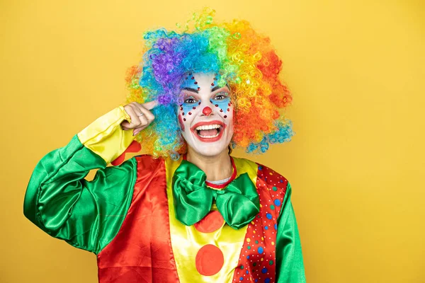 Clown Der Über Gelbem Isolierten Gelben Hintergrund Steht Überrascht Und — Stockfoto