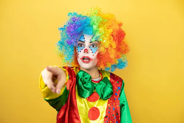 Clown Debout Sur Fond Jaune Insolé Jaune Moquant Vous Pointant — Photo