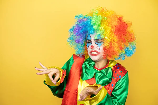 Clown Piedi Sfondo Giallo Insolato Giallo Espressione Disgustata Dispiaciuto Timoroso — Foto Stock