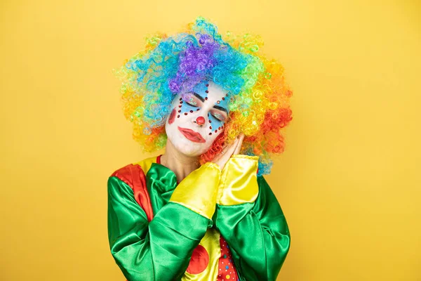 Clown Steht Über Gelbem Isolierten Gelben Hintergrund Und Schläft Müde — Stockfoto