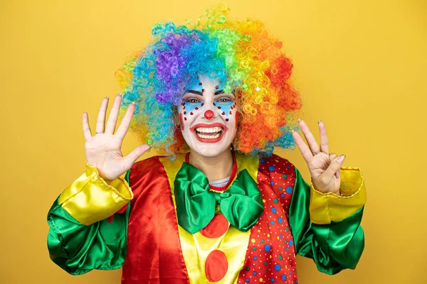 Clown Steht Auf Gelbem Isolierten Gelben Hintergrund Und Zeigt Mit — Stockfoto