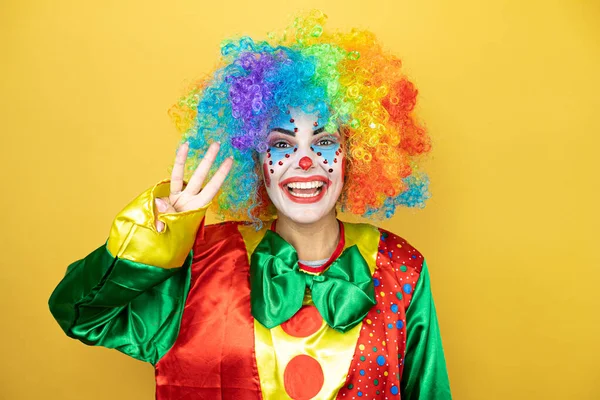 Clown Steht Auf Gelbem Isolierten Gelben Hintergrund Und Zeigt Mit — Stockfoto