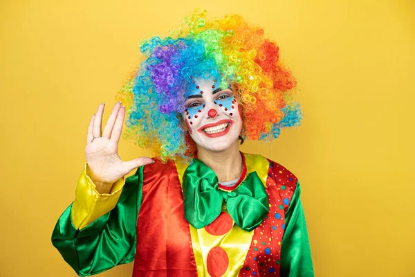 Clown Der Über Gelbem Isolierten Gelben Hintergrund Steht Und Star — Stockfoto