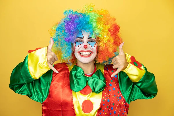 Clown Piedi Sfondo Giallo Insolato Giallo Facendo Gesto Fresco — Foto Stock