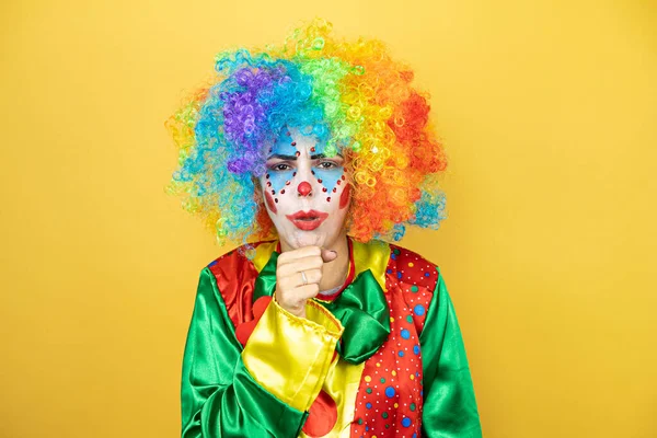 Clown Piedi Sfondo Giallo Insolato Giallo Con Mano Alla Bocca — Foto Stock