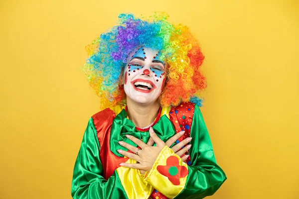 Clown Auf Gelbem Isoliertem Gelben Hintergrund Lächelnd Mit Den Händen — Stockfoto