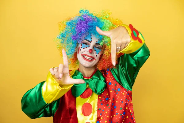 Clown Piedi Sfondo Giallo Insolato Giallo Sorridente Facendo Cornice Con — Foto Stock