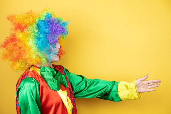 Clown Steht Über Gelbem Sonnengelbem Hintergrund Und Lächelt Freundlich Und — Stockfoto