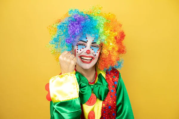 Clown Piedi Sfondo Giallo Insolato Giallo Arrabbiato Pazzo Alzando Pugno — Foto Stock