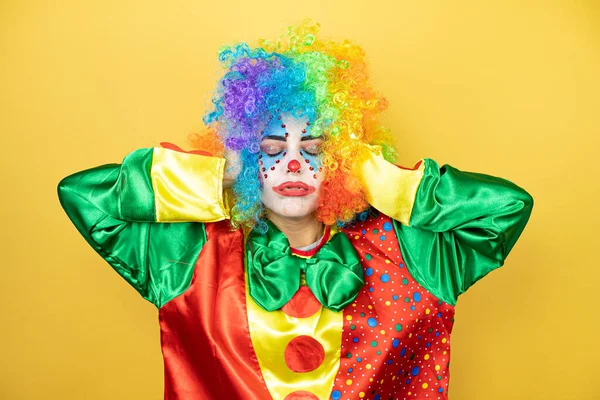 Clown Steht Über Gelbem Isolierten Gelben Hintergrund Und Leidet Unter — Stockfoto