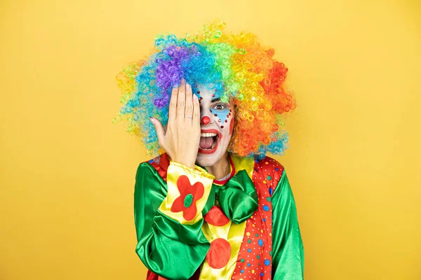 Clown Auf Gelbem Isoliertem Gelben Hintergrund Der Ein Auge Mit — Stockfoto