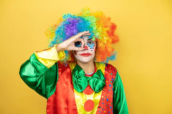 Clown Der Über Gelbem Isolierten Gelben Hintergrund Steht Und Geste — Stockfoto