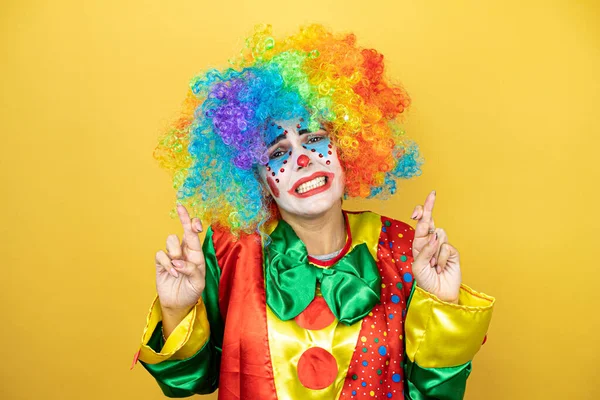Clown Steht Über Gelbem Isolierten Gelben Hintergrund Und Gestikuliert Mit — Stockfoto