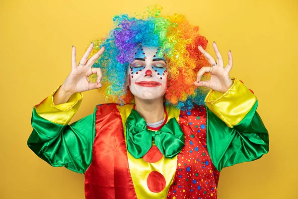 Clown Piedi Sopra Giallo Insolato Sfondo Giallo Rilassarsi Sorridere Con — Foto Stock