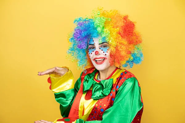 Clown Piedi Sfondo Giallo Insolato Giallo Gesticolando Con Mani Che — Foto Stock