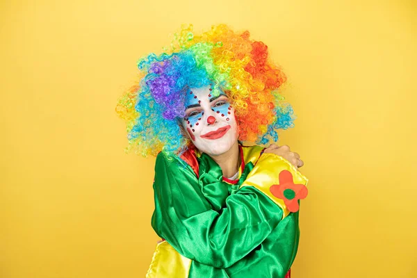 Клоун Стоїть Над Жовтим Ізольованим Жовтим Тлом Обіймаючи Себе Щасливим — стокове фото