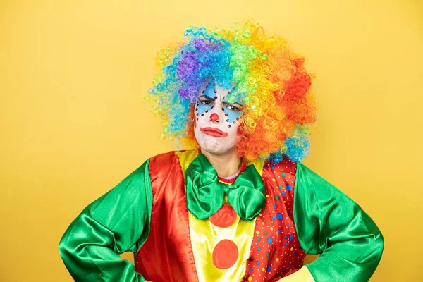 Clown Piedi Fondo Giallo Insolato Giallo Scettico Nervoso Espressione Disapprovazione — Foto Stock