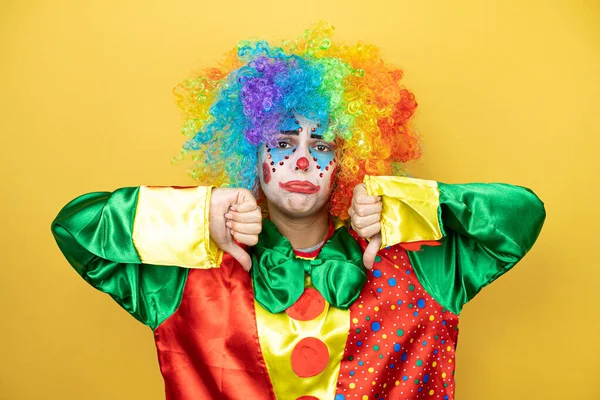 Clown Piedi Sfondo Giallo Insolato Giallo Con Faccia Arrabbiata Segno — Foto Stock
