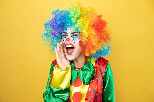 Clown Steht Auf Gelbem Isolierten Gelben Hintergrund Und Schreit Laut — Stockfoto