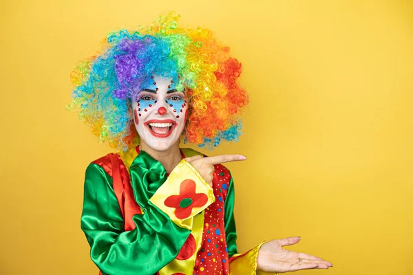 Clown Står Över Gul Isolerad Gul Bakgrund Förvånad Visar Och — Stockfoto