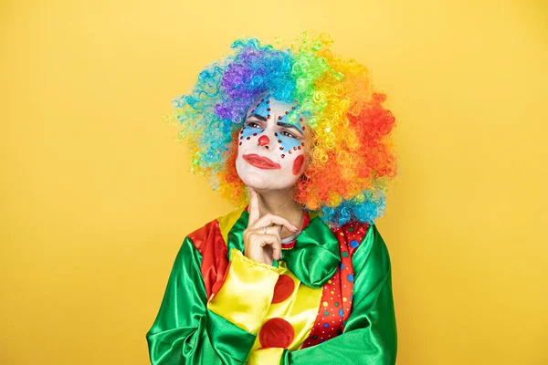 Clown Der Über Gelbem Isolierten Gelben Hintergrund Steht Und Zur — Stockfoto