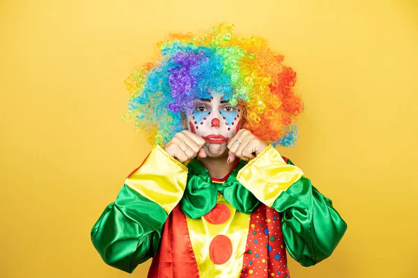 Clown Der Über Gelbem Isolierten Gelben Hintergrund Steht Ist Deprimiert — Stockfoto