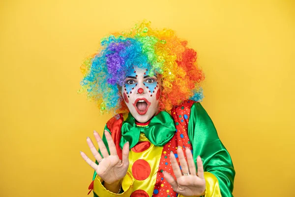 Clown Debout Sur Fond Jaune Insolé Jaune Effrayé Terrifié Par — Photo