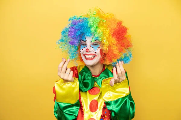 Clown Steht Auf Gelbem Sonnengelbem Hintergrund Und Macht Geldgeste Mit — Stockfoto