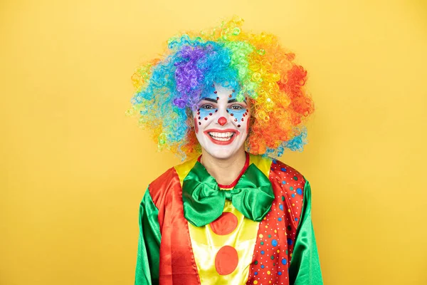 Clown Steht Lächelnd Über Gelbem Isolierten Gelben Hintergrund — Stockfoto