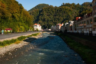Dağ nehri şehrin içinden akıyor.
