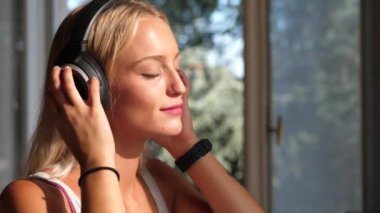 Pretty Woman Bir Smartwatch 'tan Müzik Dinliyor
