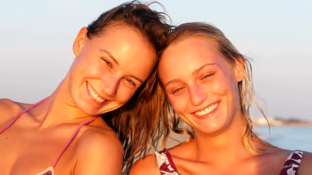 Una pareja de lesbianas sonriendo al atardecer — Vídeos de Stock